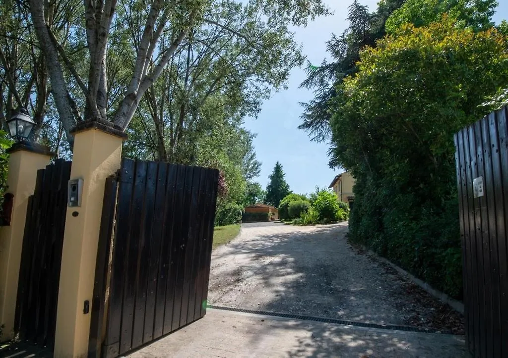 Podere La Botte Лари